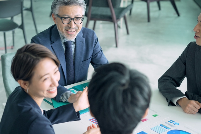 事業承継の相談をする経営者と担当者